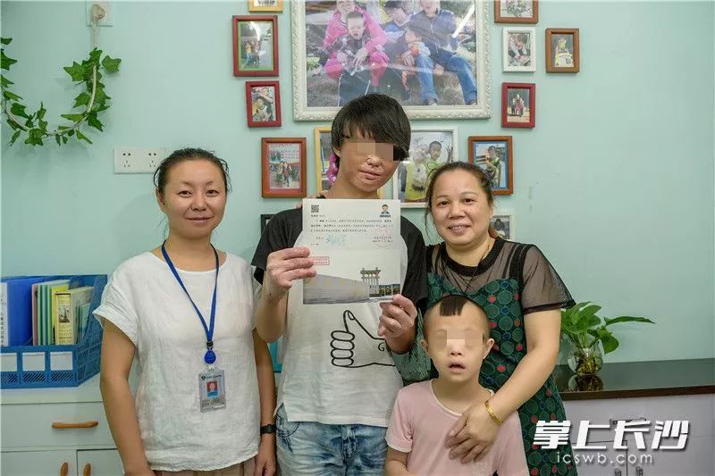 福利院的類家庭出了個(gè)大學(xué)生范鴻宇左二和媽媽弟弟以及福利院工作人員合影照片均為長(zhǎng)沙晚報(bào)全媒體記者陳飛攝